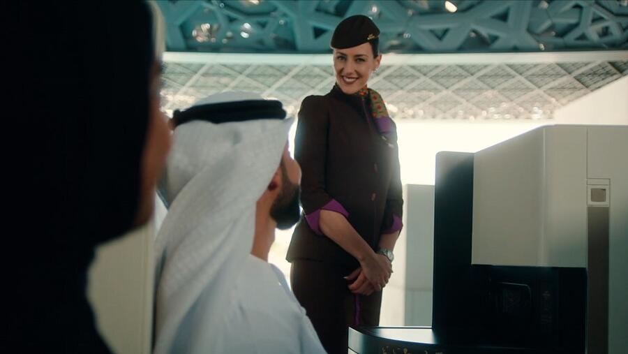 الاتحاد للطيران تطلق فيديو جديد عن السلامة يُظهر متحف اللوفر أبوظبي الأيقوني
