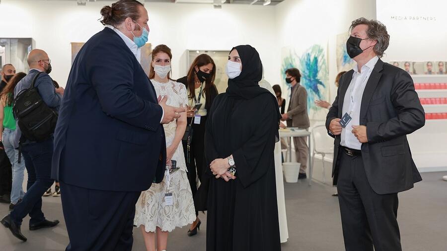 هالة بدري تزور النسخة 14 من معرض "آرت دبي"