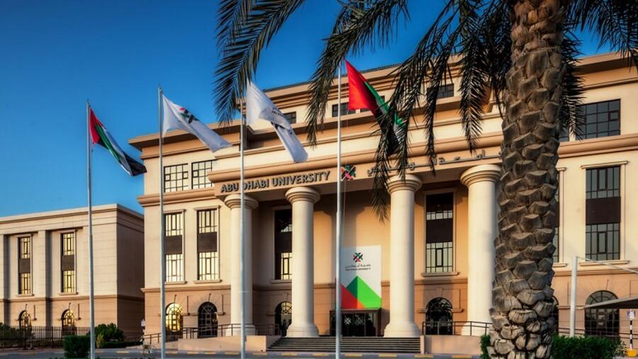 طلبة جامعة أبوظبي يبتكرون روبوتاً يوظف الذكاء الاصطناعي في مساعدة أصحاب الهمم على التسوق