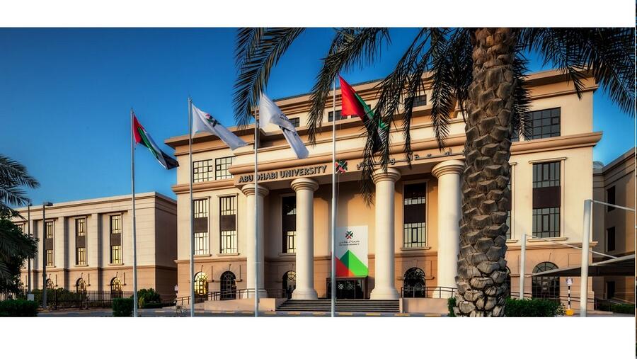 الشيخة موزة بنت طحنون تستعرض بحثاً علمياً في معرض واجهة التعليم ومؤتمر شباب الشرق الأوسط