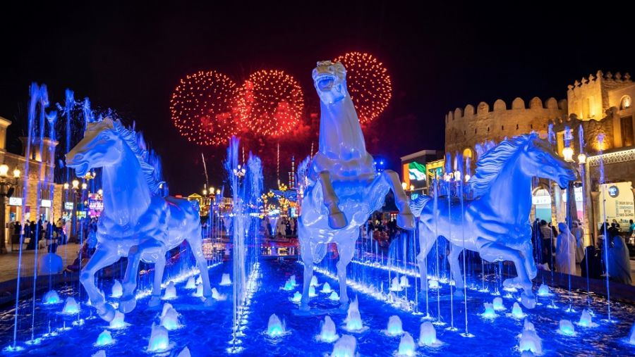 عروض الألعاب النارية الموسيقية تعود من جديد لتزيّن سماء القرية العالمية في الأسابيع الأخيرة من موسم اليوبيل الفضي