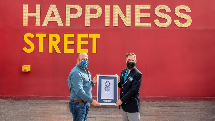 شارع السعادة في القرية العالمية: رقم قياسي جديد في غينيس للأرقام القياسية احتفالاً بيوم السعادة العالمي