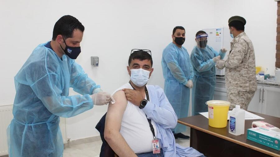 الملكية الأردنية تبدأ اعطاء لقاح كورونا لموظفيها ضمن حملة تطعيم العاملين في المطارات الأردنية