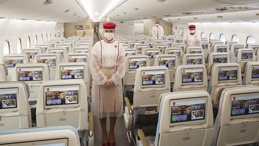 طيران الإمارات تشغل رحلة خاصة احتفالاً بتقدم برنامج التطعيم