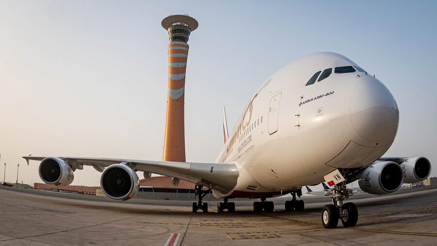 طيران الإمارات أول ناقلة تشغل طائرة A380 إلى المبنى 1 بمطار الملك عبد العزيز الدولي بجدة