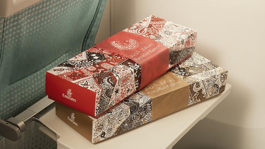 طيران الإمارات تتعاون مع فنانين بدبي في إصدار خاص من العلب الرمضانية
