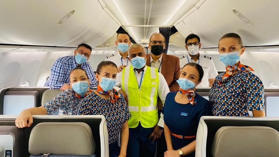 اول رحلة مسافرين لفلاي دبي بطائرة ماكس تحط في مطار سيالكوت