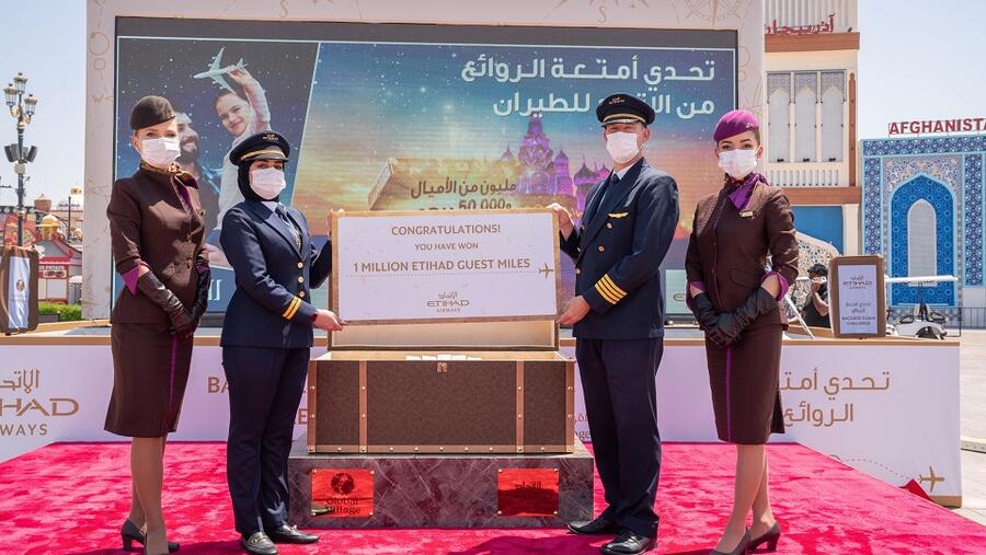 القرية العالمية تجتذب الأنظار مع مشاركة المئات من الضيوف في تحدّي أمتعة الروائع مع الاتحاد للطيران