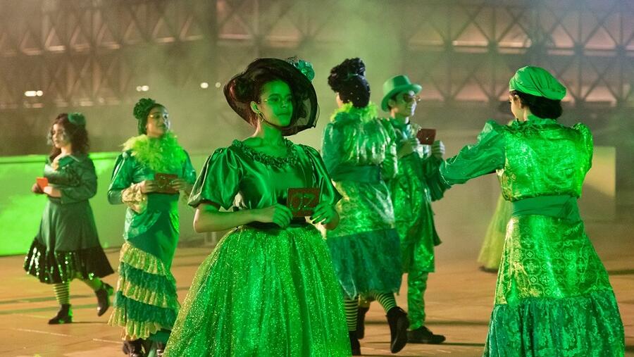 طلاب مؤسسة قطر تحت الأضواء في عرض مسرحي على الشاشة