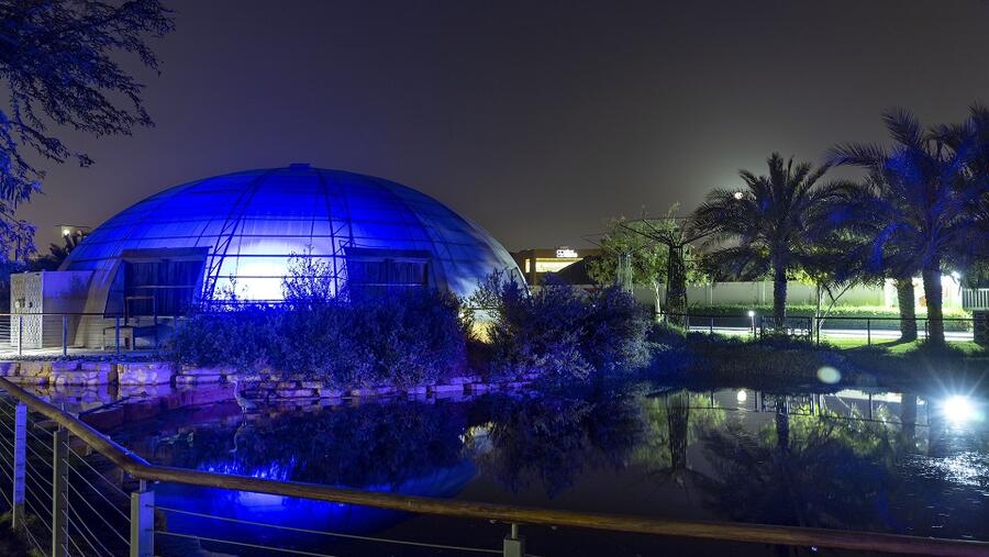 المدينة المستدامة تتوشح باللون الأزرق احتفاء بشهر التوعية بالتوحد