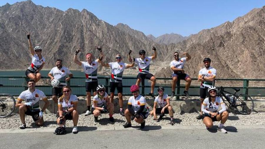 15 موظفاً من بي دبليو سي يطوفون الإمارات السبع بدراجاتهم لمسافة 700 كم في 7 أيام