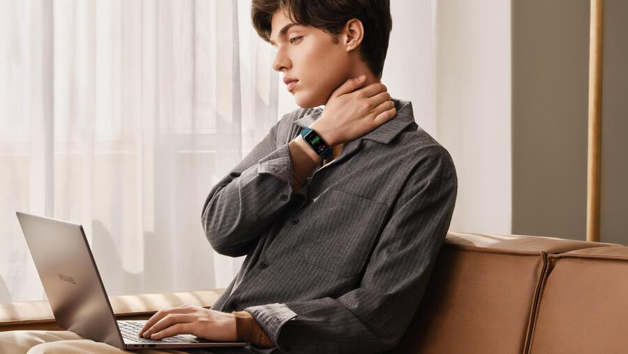 أصبحت شاشة العرض ذات اللون الواحد على السوار الذكي شيئًا من الماضي. إليك كيف يغير سوار HUAWEI Band 6 المفهوم وكيف أصبح أكثر من مجرد سوار!