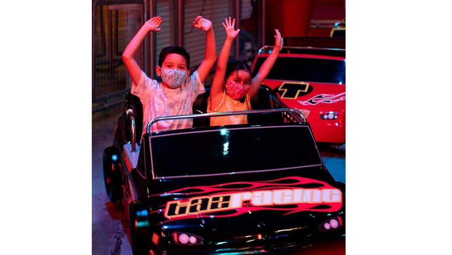 "عالم وارنر براذرز أبوظبي" تستضيف فعالية" مصنع أكمي الصباحية" للضيوف الصغار