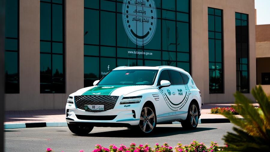 جمعة الماجد تعزز أسطول شرطة دبي بسيارة "جينيسيس GV80"
