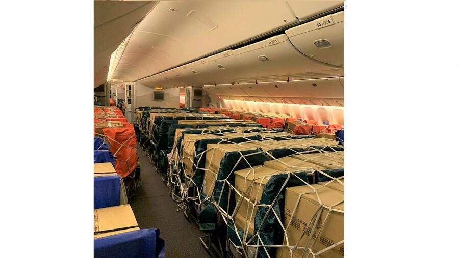 الإمارات للشحن الجوي تكمل عاماً على بدء تحميل الشحنات الطارئة على المقاعد وفي الخزائن العلوية