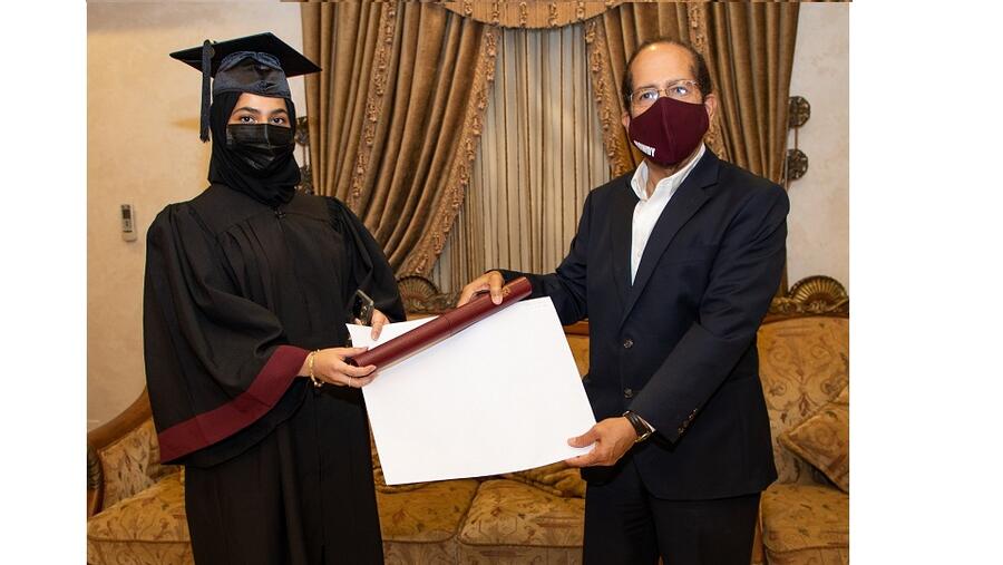 عميد جامعة شريكة لمؤسسة قطر يُسلم 107 مهندس شهادات التخرج في منازلهم "