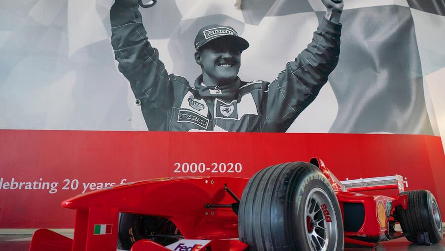 عالم فيراري أبوظبي تطلق تجربة "شوماخر، بطل فيراري سكودريا"