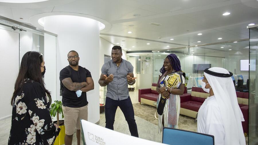 مركز دبي للسلع المتعددة يستضيف بطل العالم من منظمة يو إف سي (بطولة القتال النهائي) لاستكشاف فرص الأعمال التي تزخر بها دبي