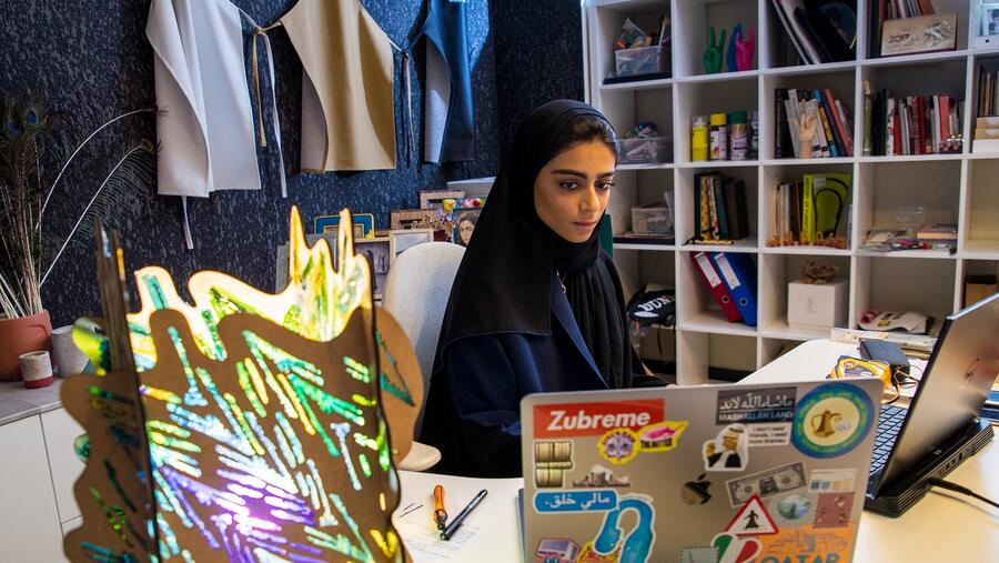 طالبة في جامعة شريكة لمؤسسة قطر تحصل على جائزة الإنجاز الإبداعي من المكتب العربي للشؤون الهندسية