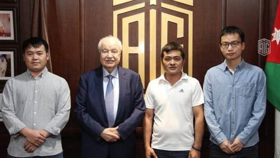 أبوغزاله يستقبل فريقا من الخبراء الصينيين