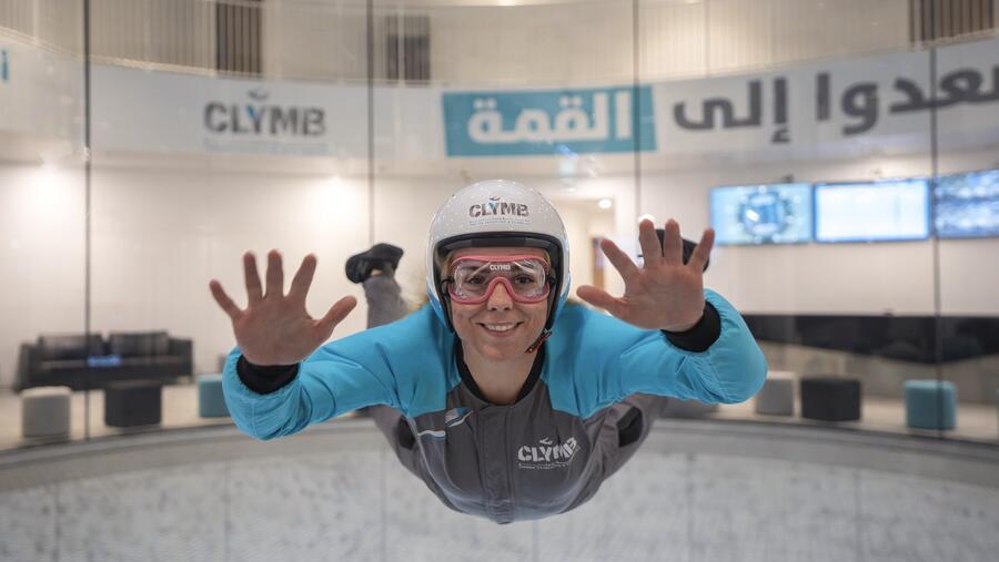 "كلايم أبوظبي" يستقبل ضيوفه خلال موسم الصيف بأقوى تجارب القفز الحر والتسلق الداخلي   