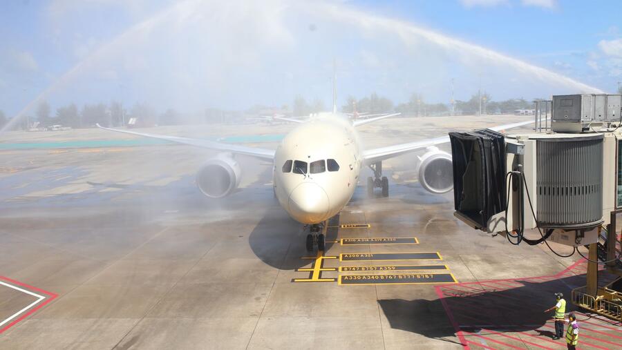 رحلة الاتحاد للطيران أول رحلة دولية تصل إلى بوكيت