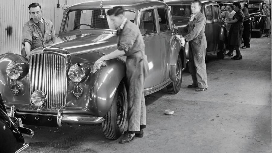 Bentley تحتفل بمرور 75 سنة على تصنيع السيارات في كرو