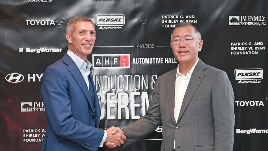 إدراج الرئيس الفخري لمجموعة هيونداي موتور في قاعة مشاهير السيارات