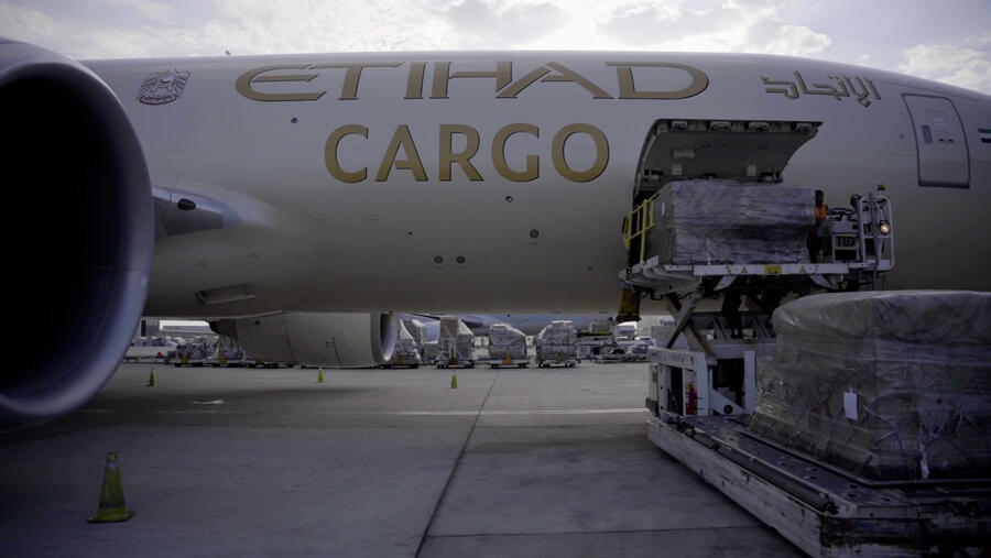 الاتحاد للطيران تنقل تمثالي أسطورتي مانشستر سيتي من فيلادلفيا إلى مدينة مانشستر