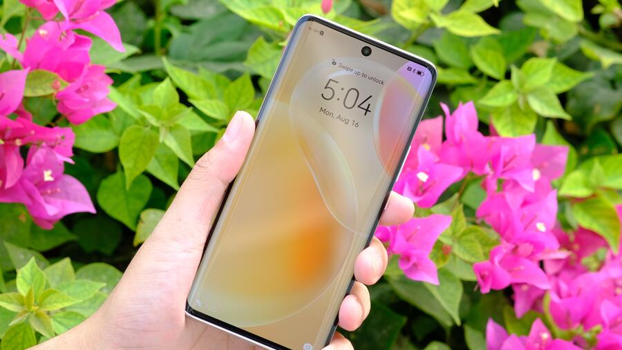 كاميرا رباعية بدقة 64 ميجابكسل مدعمة بالذكاء الاصطناعي وشاحن فائق السرعة – HUAWEI SuperCharge بقدرة 66 واط وشاشة OLED منحنية بمعدل تحديث 90 هرتز