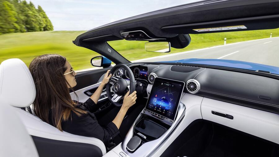 نظرة حصرية على مقصورة سيارة SL الجديدة من مرسيدس–AMG