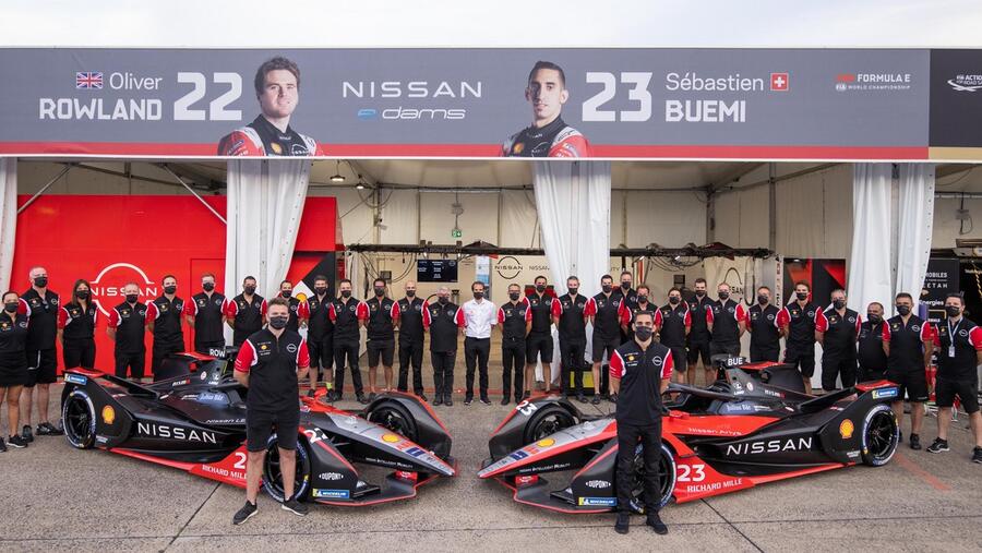 فريق "نيسان إي. دامس" يعتلي منصة التتويج في السباق النهائي من بطولة العالم للفورمولا إي