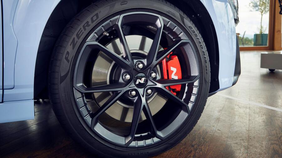 بيريللي تطرح إطاراً جديداً من نوع بي زيرو يجمع بين الأداء العالي في الحلبات ومتعة القيادة على الطرقات لسيارة هيونداي كونا إن الجديدة كلياً