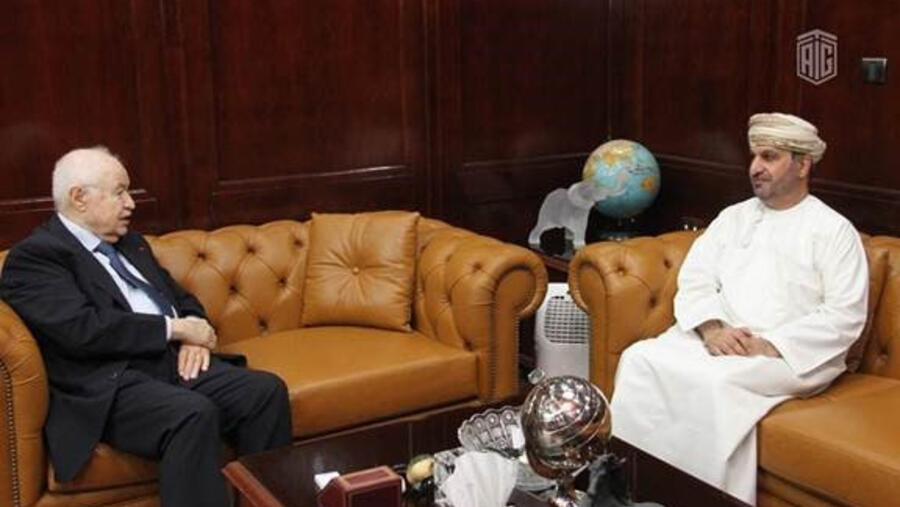 طلال أبوغزاله يلتقي السفير العماني في عمّان