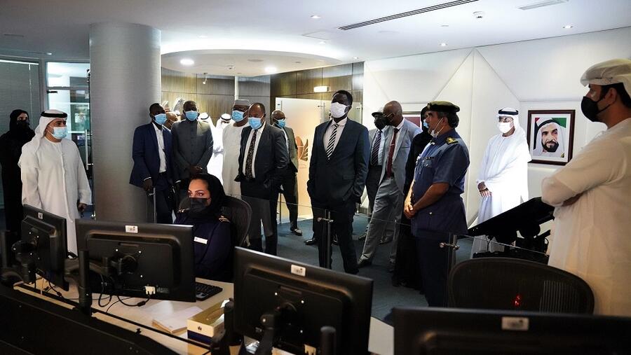 جمارك دبي تستعرض تجربتها في تطوير خدمات ذكية لوفد من إقليم دارفور السوداني