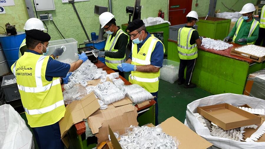 جمارك دبي تُعيد تدوير 113 ألف قطعة من البضائع المقلدة