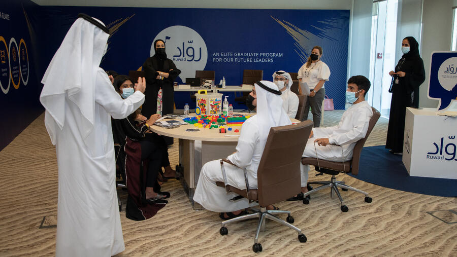 بنك الإمارات دبي الوطني يطلق برنامج "رواد" للخريجين استجابة لبرنامج "نافس" الهادف لتمكين ورفع الكفاءة التنافسية للكوادر الوطنية وتأهيلهم لمناصب قيادية