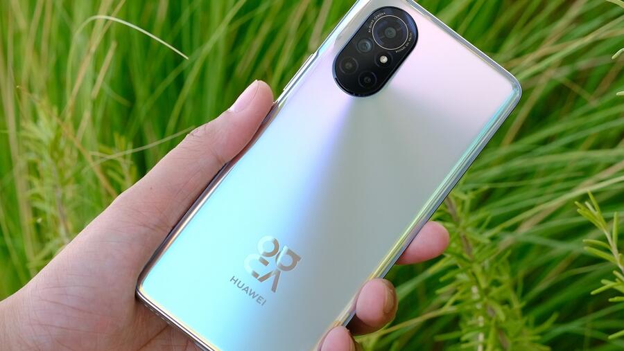 قم بتحسين الصور والفيديوهات على محطات التواصل الاجتماعي الخاصة بك مع هاتف HUAWEI nova 8 الأكثر جمالًا مزود بكاميرا رباعية مدعمة بالذكاء الاصطناعي بدقة 64 ميجابكسل