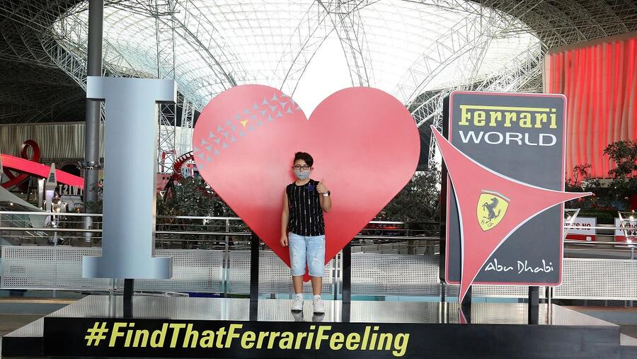 "عالم فيراري أبوظبي" تُحقق أمنية طفل بمناسبة "يوم الحُلم العالمي"   