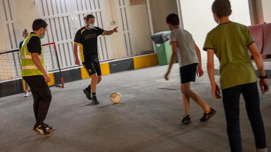 متطوعو مؤسسة قطر يقدّمون الدعم للاجئين الأفغان في قطر