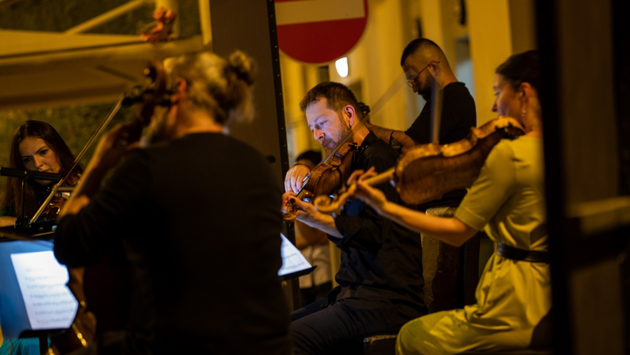 موسيقيون من مؤسّسة قطر يقدمون أمسية موسيقية للاجئين الأفغان في الدوحة