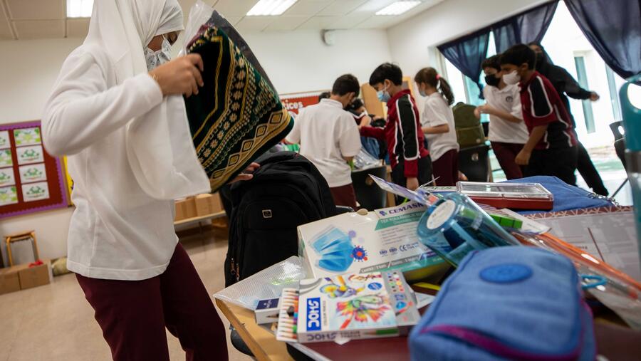 طلاب مدارس مؤسسة قطر يتقاسمون أدواتهم المدرسية وألعابهم مع أطفال اللاجئين الأفغان في قطر   