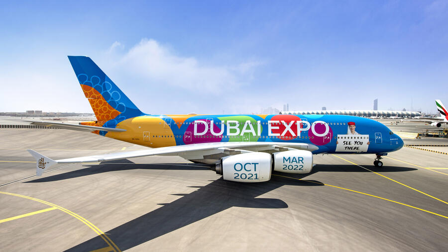 طلعتان في أجواء دبي على ارتفاع منخفض لطائرة الإمارات A380 بالكسوة الزرقاء