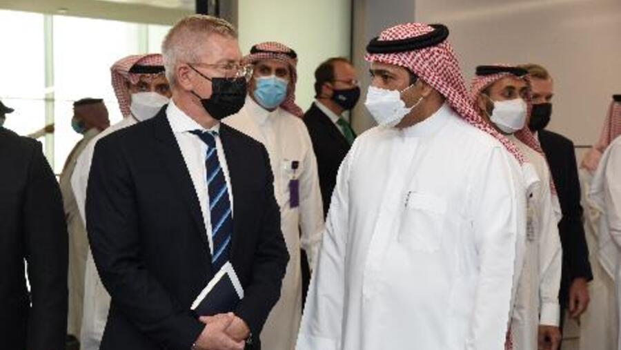 stc وإريكسون توقعان اتفاقية لاستخدام الطاقة المتجددة لتشغيل الشبكة