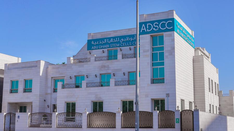 جامعة أبوظبي ومركز أبوظبي للخلايا الجذعية يتبادلان المعارف والخبرات في الرعاية الصحية 