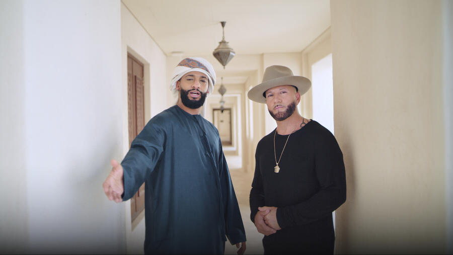 لقاء بين الموسيقي الكندي وشاعر الصلام الإماراتي لتأليف مقطوعة موسيقية  للاتحاد للطيران من وحي عام الخمسين