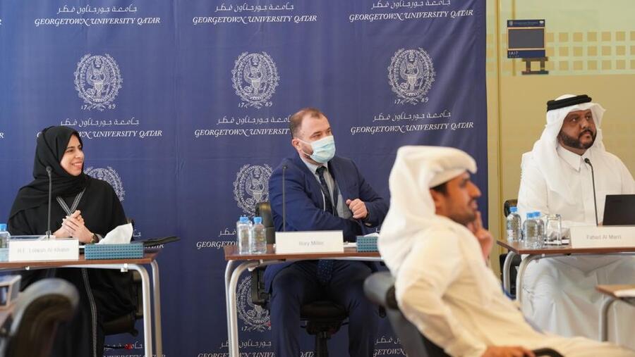 تواصل مباشر لدارسي الماجستير مع سعادة لولوة الخاطر مساعد وزير الخارجية ضمن برنامج الدراسة