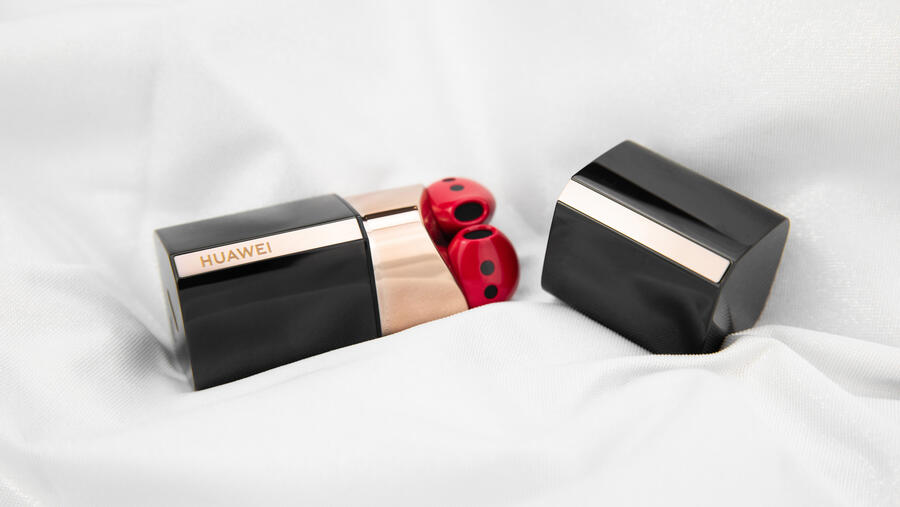 سماعات HUAWEI FreeBuds Lipstick ترتقي بالمعايير بفضل تصميمها الرائع وجودة صوتها المذهلة الطلب المسبق يبدأ اليوم!