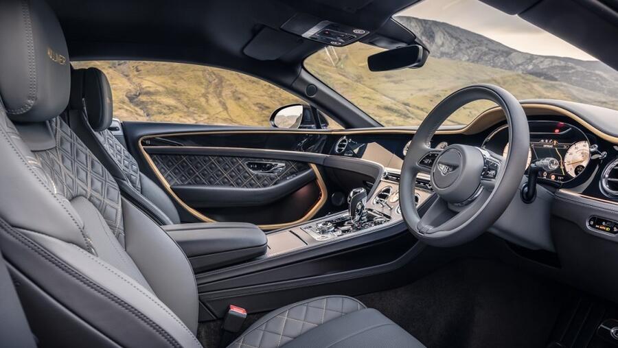 Bentley تطرح GT Mulliner Blackline المتميّزة بلمسات داكنة تسهم بتعزيز الفخامة العصرية