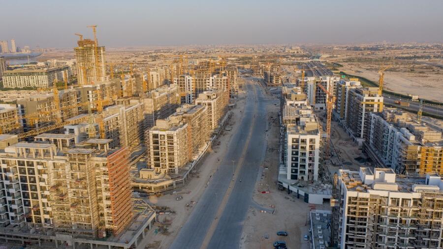عزيزي و "عبر الخليج للمنتجات الأسمنتية" تتفقان على خريطة طريق لتزويد ريفيرا بمنتجات رصف المساحات الخارجية